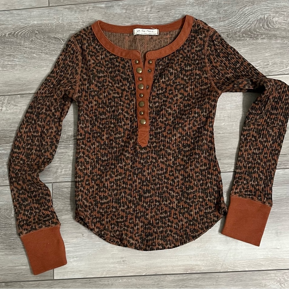 Free People We The Free Leopard Print Henley with Thumb Holes Size Small
